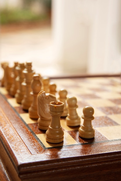 Foto gratuita tablero de ajedrez clásico bodegón