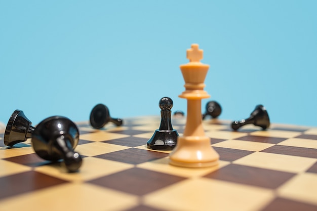 El tablero de ajedrez y el concepto de juego de ideas de negocios y competencia.