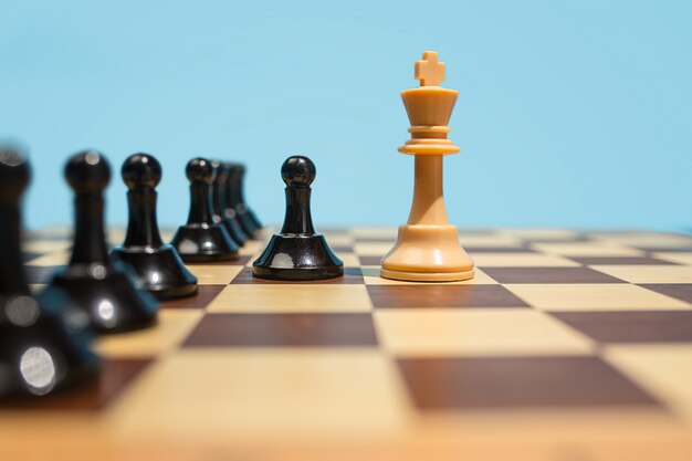 Tablero de ajedrez y concepto de juego de ideas de negocios y competencia.