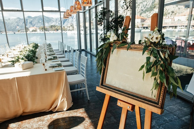 Tablero de bienvenida en blanco en el salón de recepción de bodas Copiar espacio