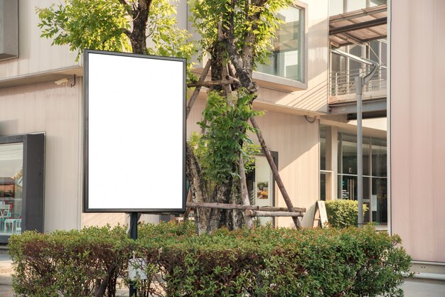 Tablero blanco al aire libre en blanco en una publicidad de los restaurantes de la acera.