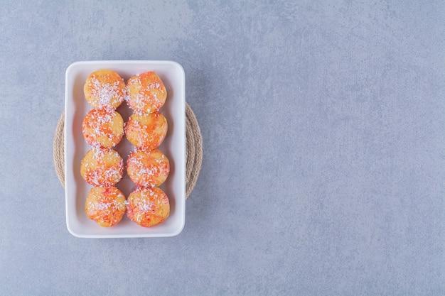 Foto gratuita un tablero blanco de galletas redondas amarillas con chispitas.