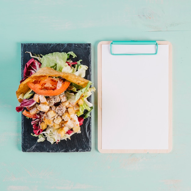 Foto gratuita tablero con comida mexicana cerca del portapapeles