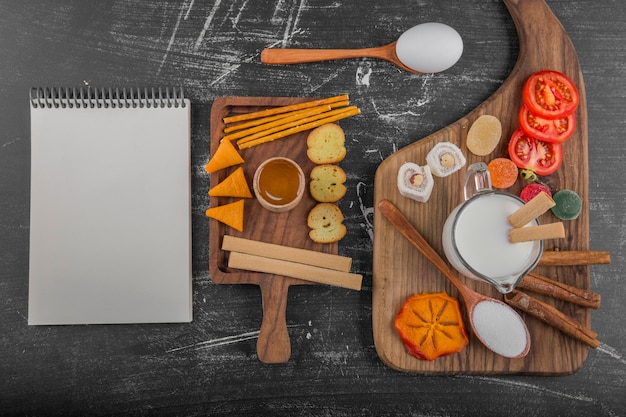 Tablero de galletas con galletas y verduras