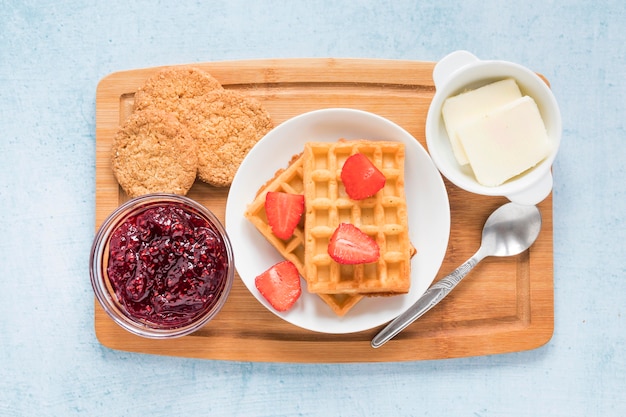 Tablero con gofres y frutas para el desayuno.