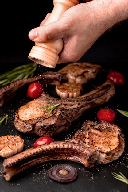 Tablero de madera con deliciosas carnes cocidas