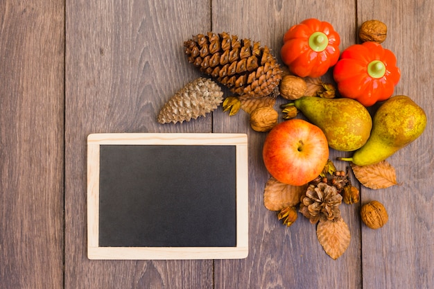 Tablero de madera con frutas y verduras en la mesa