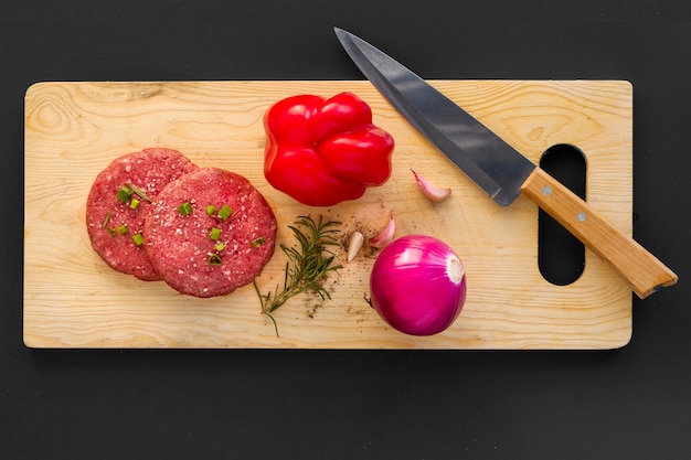 Foto gratuita tablero de madera con ingredientes de hamburguesa