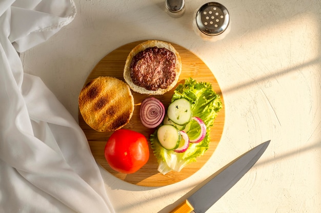 Tablero de madera plano con hamburguesa