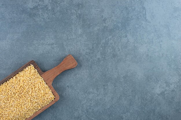 Tablero de madera relleno de grano de trigo en mármol