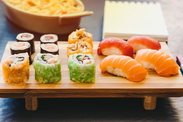 Tablero de madera con sushi