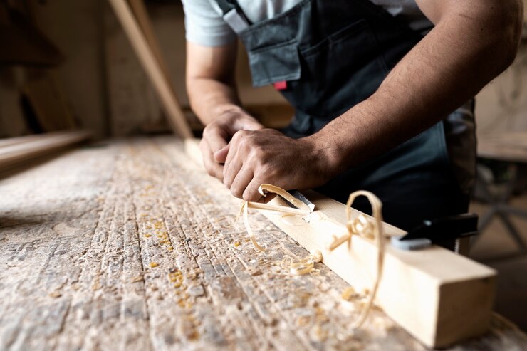 Foto gratuito tablero de mdf de corte de carpintero dentro del taller