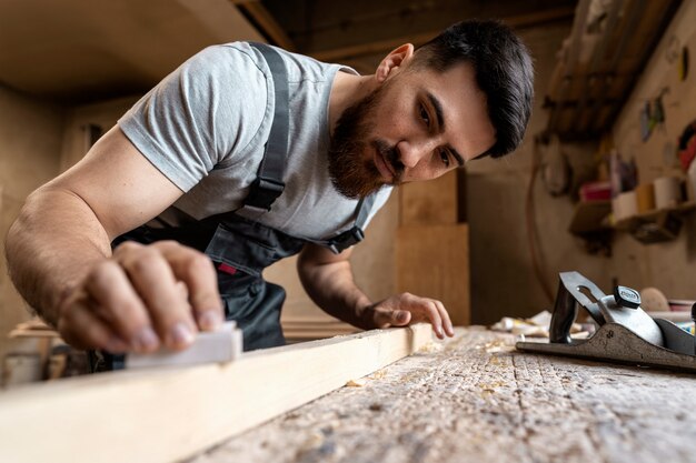 Tablero de mdf de corte de carpintero dentro del taller