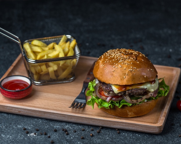 Tablero de menú de hamburguesas con cubiertos.