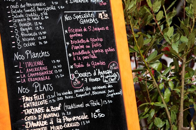 Tablero del menú del restaurante en francia
