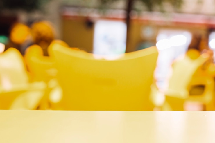 Foto gratuito tablero de la mesa en el fondo borroso