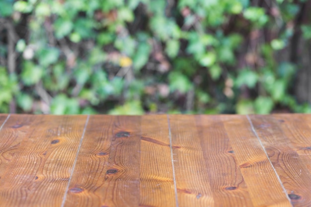 Foto gratuita tablero de la mesa de madera en el fondo de la pared de la planta