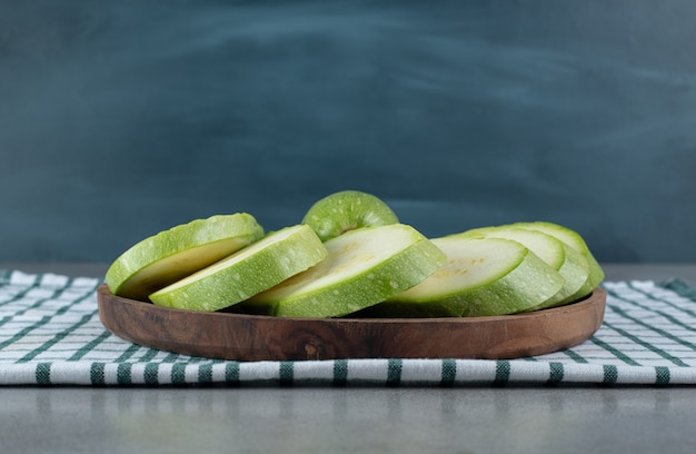 Foto gratuita un tablero oscuro con verduras de calabacín en rodajas. foto de alta calidad