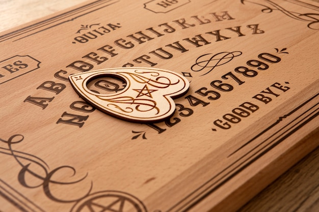 Tablero ouija y herramienta de alto ángulo.