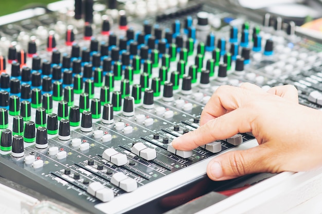 Tablero del panel de la consola del mezclador de sonido del control del hombre