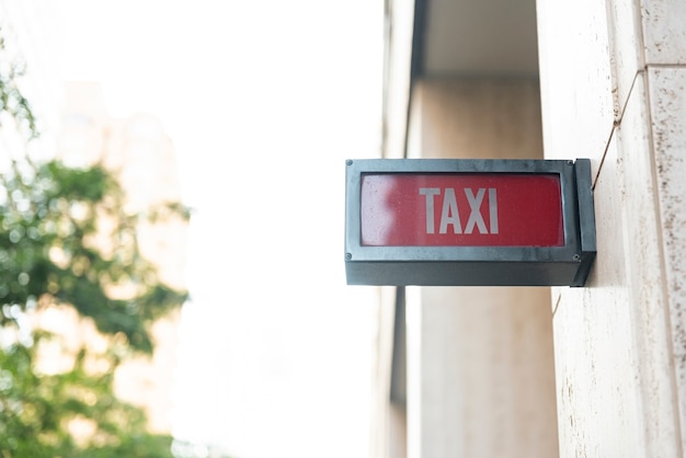 Tablero de señal de taxi con fondo borroso
