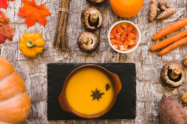 Foto gratuita tablero y sopa en medio de vegetales