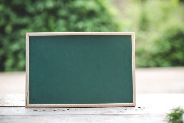 El tablero verde está en blanco para poner texto en el piso de madera.