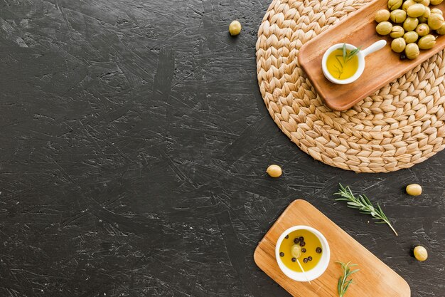 Tableros de madera con aceitunas y aceite