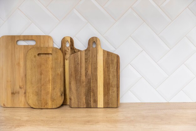 Tableros de madera en la encimera de la cocina