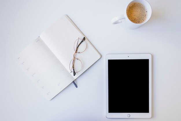 Tablet, café y organizador