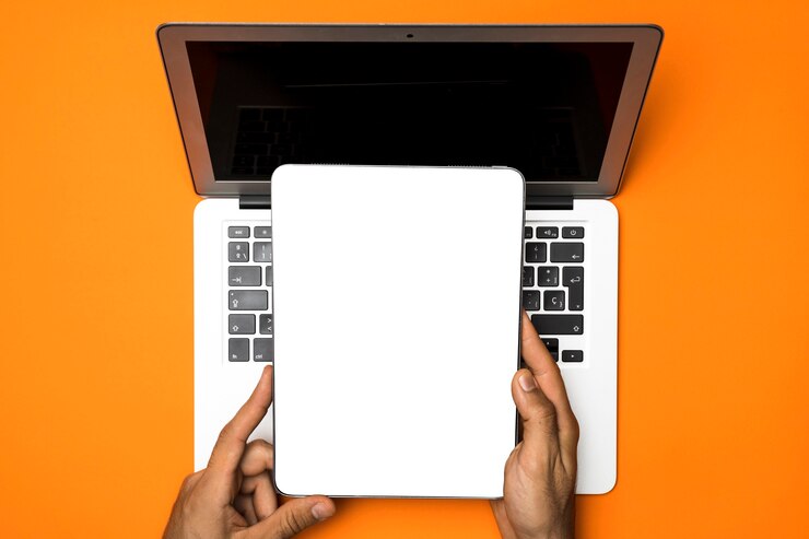 Foto gratuito tablet maqueta vista superior con fondo naranja