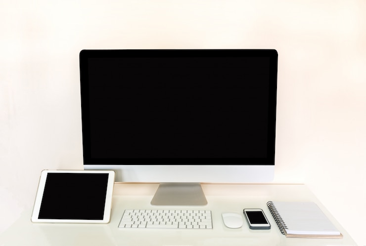 Foto gratuito tablet pc y teléfono móvil con pantalla en blanco negro