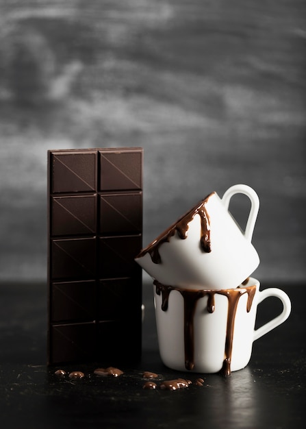Tableta de chocolate y tazas rellenas de chocolate