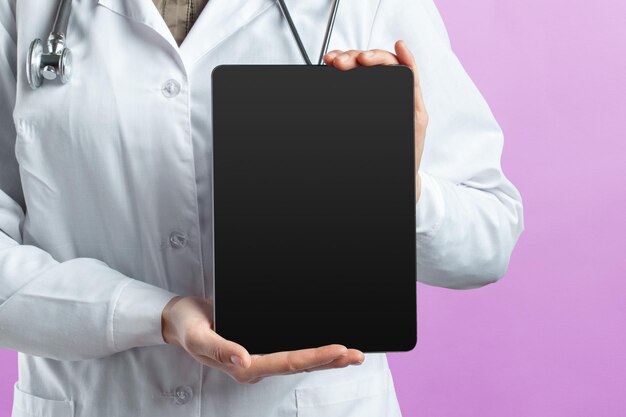 Tableta de la computadora en manos del doctor