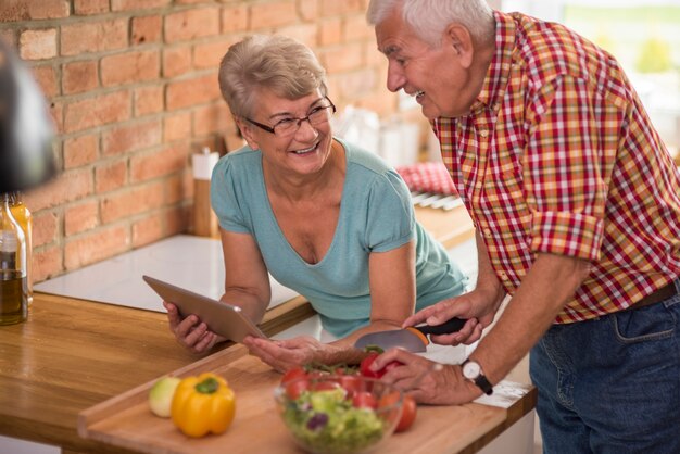 Foto gratuita tableta digital en lugar de libro de cocina