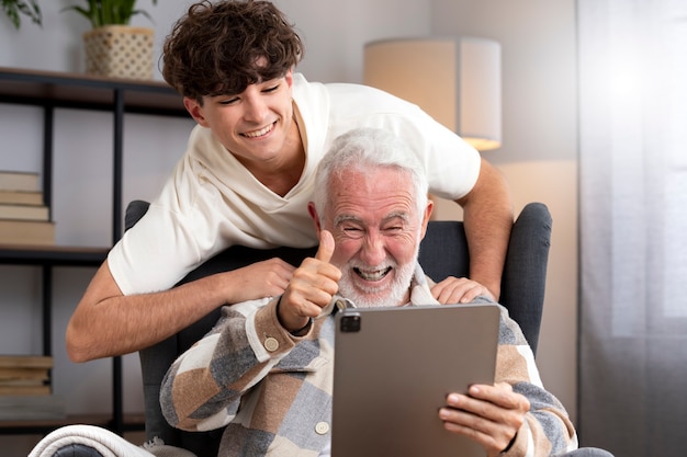 Tableta de explotación de hombre sonriente de tiro medio