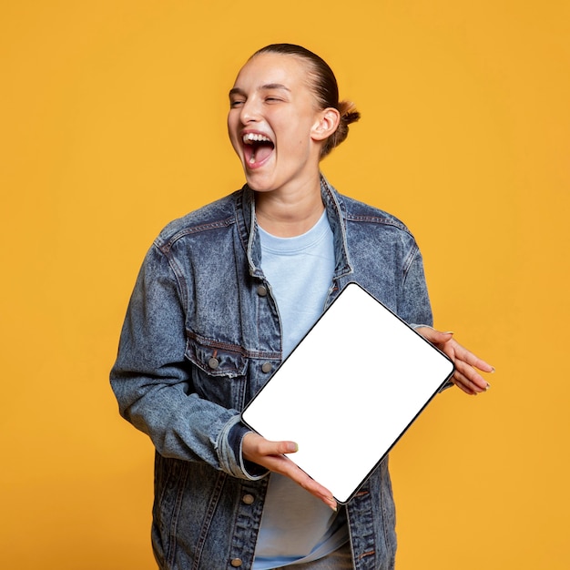 Foto gratuita tableta de explotación de mujer feliz