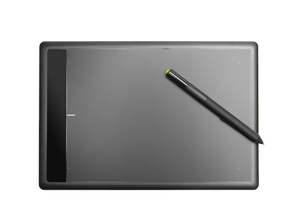 Tableta gráfica con lápiz para ilustradores y diseñadores aislado sobre fondo blanco.