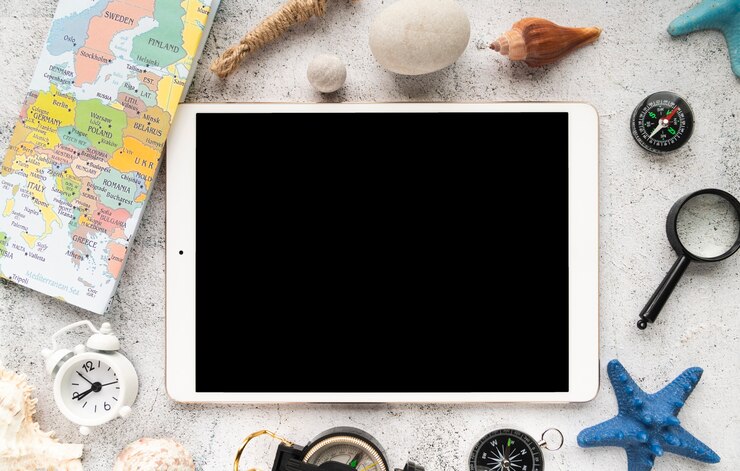 Foto gratuito tableta y mapa para vacaciones de verano.