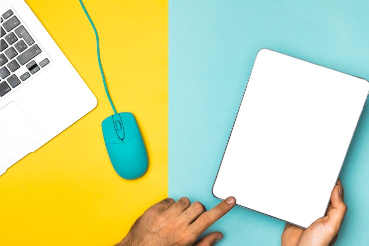 Foto gratuito tableta de maqueta de vista superior con fondo de colores