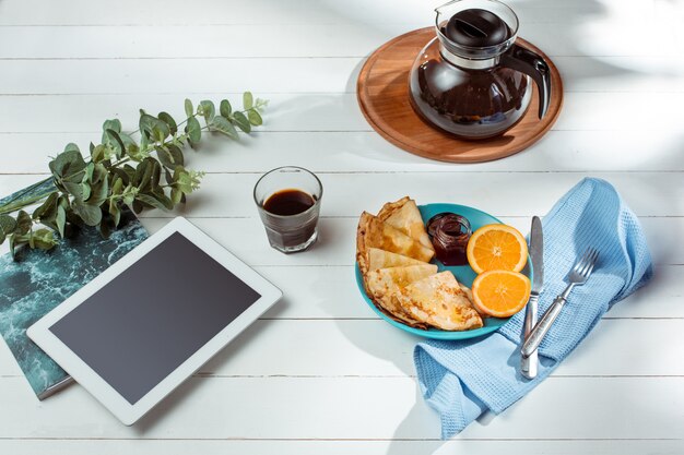 La tableta y panqueques con jugo. Desayuno saludable