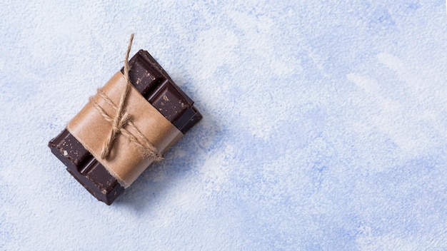 Foto gratuita tabletas de chocolate atadas con un cordel