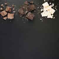 Foto gratuita tabletas de chocolate rotas