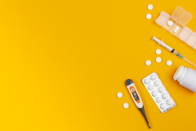 Tabletas con pastillas en el escritorio