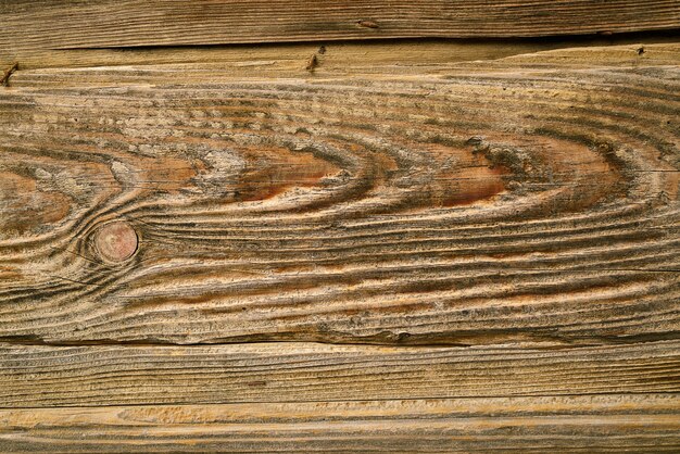 Tablón de madera con grietas