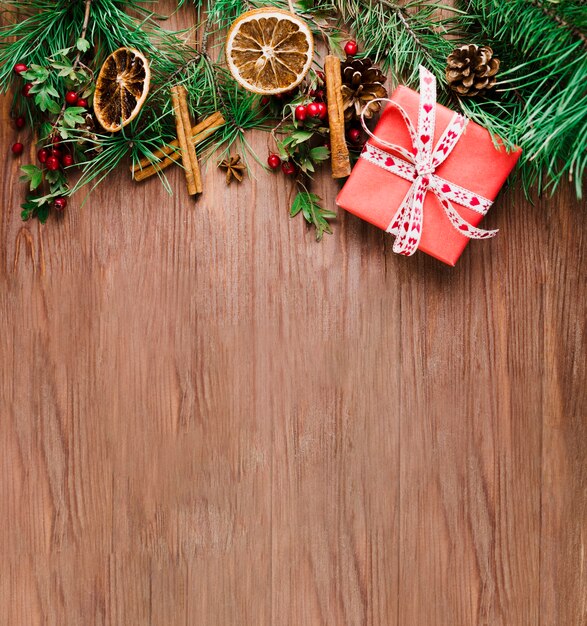 Tablón de madera con rama de navidad.