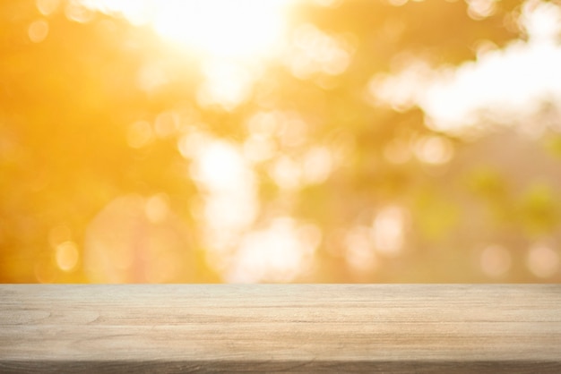 Tablón de madera rústica en el fondo del producto de la naturaleza