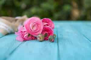 Foto gratuita tablones azules con flores rosas