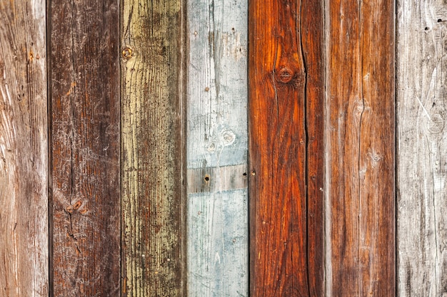 Tablones de madera de varios colores.