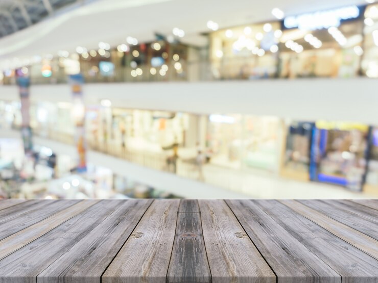 Foto gratuito tablones viejos con centro comercial borroso